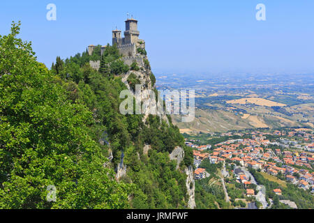 L'undicesimo secolo la fortezza di Guaita sul Monte Titano a San Marino Foto Stock