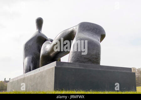 Figura distesa, arco gamba è un 1969-70 scultura in bronzo di Henry Moore, Yorkshire Sculpture Park, vicino a Wakefield, Regno Unito Foto Stock