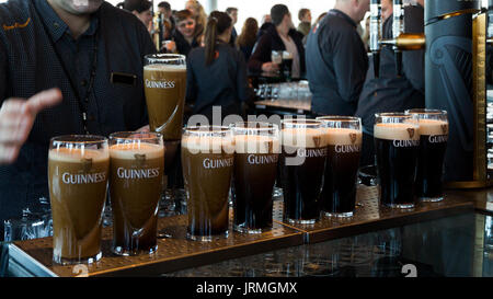 Pinte di birra sono serviti presso la birreria Guinness. Foto Stock