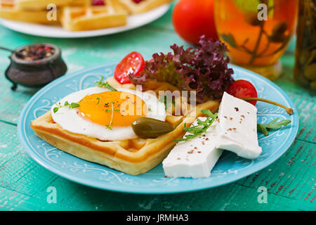 Una sana prima colazione - cialde, uova, formaggio feta, pomodori e lattuga Foto Stock