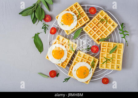 Una sana prima colazione - cialde, uova, pomodori e le erbe aromatiche. Lay piatto. Vista superiore Foto Stock
