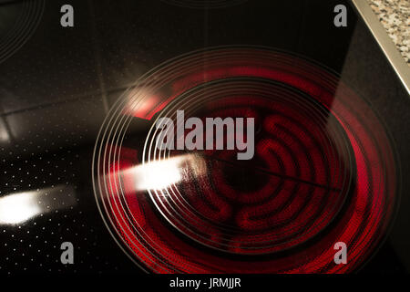 Red Hot vetro ceramica piano di cottura su un fornello elettrico Foto Stock