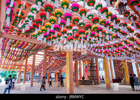 SEOUL, Corea del Sud - 9 maggio : Tempio Bongeunsa con lanterne pendenti per celebrare il Buddha il compleanno a maggio. Foto scattata a maggio 9,2015 in Seoul,S Foto Stock