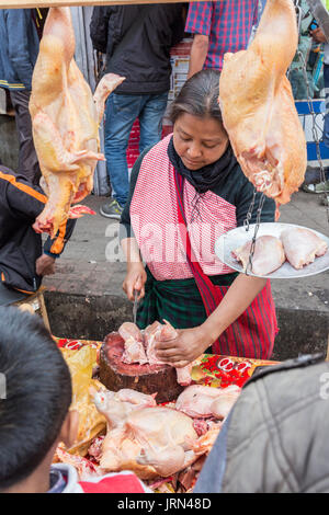 I polli in vendita nel mercato di strada di Shillong, Meghalaya, India Foto Stock