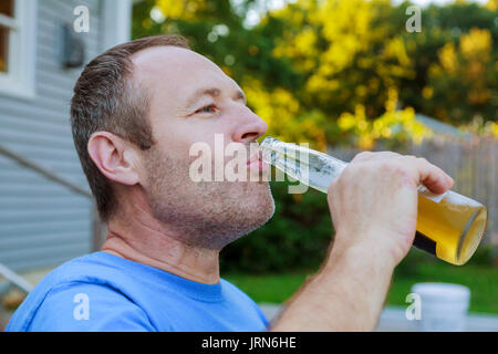 Bevande, relax, svago e concetto di persone - close up uomo bere birra seduti all'esterno Foto Stock