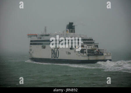 P&O TRAGHETTO SPIRITO DI BRETAGNA LASCIANDO CALAIS PORTO IN UNA GIORNATA GRIGIA © Frédéric BEAUMONT Foto Stock