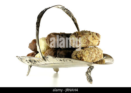 Vassoio in argento con belga artigianale tartufi di cioccolato isolato su sfondo bianco Foto Stock