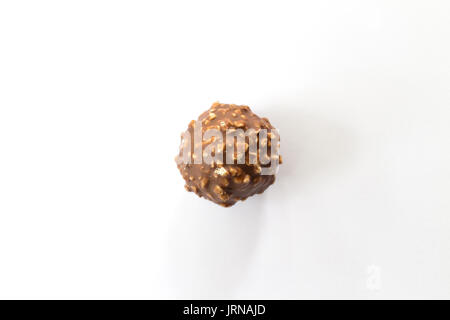 Le sfere di cioccolato sono pralina e poco profonda attenzione isolato su sfondo bianco Foto Stock