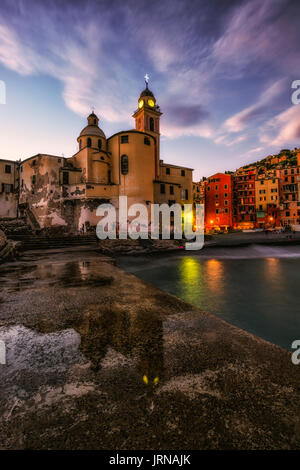 Camogli situato nella costa di levante ligure, caratterizzato dalla sua chiesa sul mare|Camogli situato sulla costa di highlands ligure, caratterizzato dalla sua Chiesa sul mare. Foto Stock