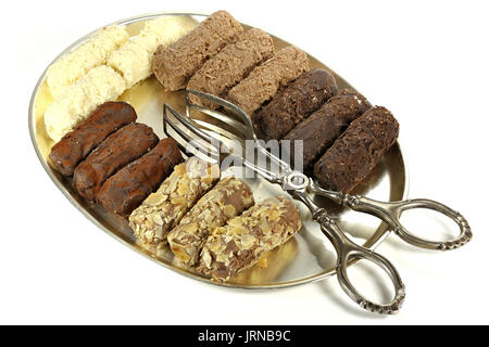 Vassoio con belga artigianale tartufi di cioccolato e pasticceria tong isolati su sfondo bianco Foto Stock