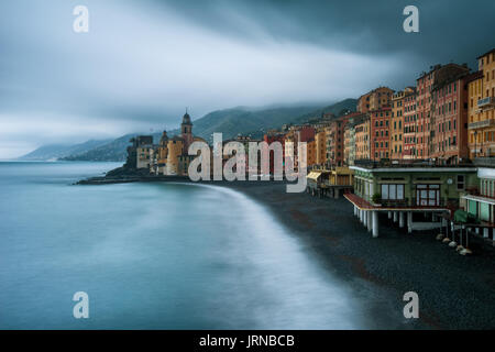 Camogli situato sulla costa di highlands ligure, caratterizzato dalla sua Chiesa sul mare|Camogli situato nella costa di levante ligure, caratterizzato dalla sua chiesa sul mare. Foto Stock