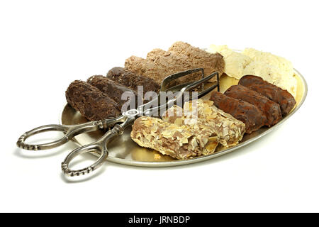 Vassoio con belga artigianale tartufi di cioccolato e pasticceria tong isolati su sfondo bianco Foto Stock