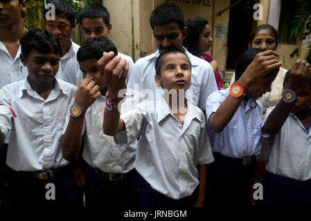 Kolkata, India. 05 Ago, 2017. Ragazzo cieco gli studenti godono il Raksha Bandhan o serate dei Rakhi celebrazione in Kolkata. Studente cieco della casa di Luce per i ciechi celebrare Rakhi Festival il 5 agosto 2017 in Kolkata. Raksha Bandhan o Rakhi significa 'bond di protezione' osservare annuale in la luna piena del calendario indù Shravana che pianificazione il 07 agosto di quest'anno. Suor cravatte un rakhi o filetto sacred sul suo fratello del polso con una preghiera per la sua prosperità e felicità su Raksha Bandhan o Rakhi festival. Credito: Saikat Paolo/Pacific Press/Alamy Live News Foto Stock