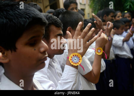 Kolkata, India. 05 Ago, 2017. Ragazzo cieco gli studenti godono il Raksha Bandhan o serate dei Rakhi celebrazione in Kolkata. Studente cieco della casa di Luce per i ciechi celebrare Rakhi Festival il 5 agosto 2017 in Kolkata. Raksha Bandhan o Rakhi significa 'bond di protezione' osservare annuale in la luna piena del calendario indù Shravana che pianificazione il 07 agosto di quest'anno. Suor cravatte un rakhi o filetto sacred sul suo fratello del polso con una preghiera per la sua prosperità e felicità su Raksha Bandhan o Rakhi festival. Credito: Saikat Paolo/Pacific Press/Alamy Live News Foto Stock