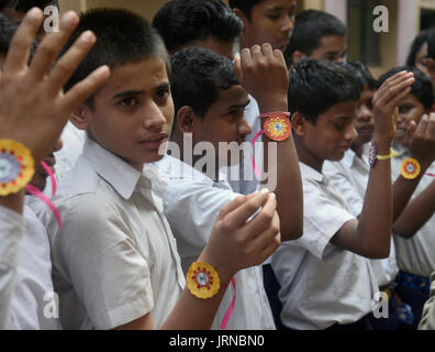 Kolkata, India. 05 Ago, 2017. Ragazzo cieco gli studenti godono il Raksha Bandhan o serate dei Rakhi celebrazione in Kolkata. Studente cieco della casa di Luce per i ciechi celebrare Rakhi Festival il 5 agosto 2017 in Kolkata. Raksha Bandhan o Rakhi significa 'bond di protezione' osservare annuale in la luna piena del calendario indù Shravana che pianificazione il 07 agosto di quest'anno. Suor cravatte un rakhi o filetto sacred sul suo fratello del polso con una preghiera per la sua prosperità e felicità su Raksha Bandhan o Rakhi festival. Credito: Saikat Paolo/Pacific Press/Alamy Live News Foto Stock