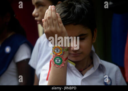 Ragazza cieca studente provate a sentire il rakhi o filetto sacred durante il Raksha Bandhan o serate dei Rakhi celebrazione in Kolkata. Studente cieco della casa di Luce per i ciechi celebrare Rakhi Festival il 5 agosto 2017 in Kolkata. Raksha Bandhan o Rakhi significa 'bond di protezione' osservare annuale in la luna piena del calendario indù Shravana che pianificazione il 07 agosto di quest'anno. Suor cravatte un rakhi o filetto sacred sul suo fratello del polso con una preghiera per la sua prosperità e felicità su Raksha Bandhan o Rakhi festival. (Foto di Paolo Saikat/Pacific Stampa) Foto Stock