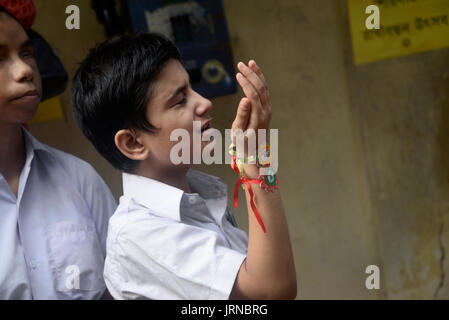 Ragazza cieca studente provate a sentire il rakhi o filetto sacred durante il Raksha Bandhan o serate dei Rakhi celebrazione in Kolkata. Studente cieco della casa di Luce per i ciechi celebrare Rakhi Festival il 5 agosto 2017 in Kolkata. Raksha Bandhan o Rakhi significa 'bond di protezione' osservare annuale in la luna piena del calendario indù Shravana che pianificazione il 07 agosto di quest'anno. Suor cravatte un rakhi o filetto sacred sul suo fratello del polso con una preghiera per la sua prosperità e felicità su Raksha Bandhan o Rakhi festival. (Foto di Paolo Saikat/Pacific Stampa) Foto Stock