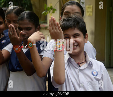 Kolkata, India. 05 Ago, 2017. Ragazza cieca studente godere il loro Rakhi o filetto sacred durante il Raksha Bandhan o serate dei Rakhi celebrazione in Kolkata. Studente cieco della casa di Luce per i ciechi celebrare Rakhi Festival il 5 agosto 2017 in Kolkata. Raksha Bandhan o Rakhi significa 'bond di protezione' osservare annuale in la luna piena del calendario indù Shravana che pianificazione il 07 agosto di quest'anno. Suor cravatte un rakhi o filetto sacred sul suo fratello del polso con una preghiera per la sua prosperità e felicità su Raksha Bandhan o Rakhi festival. Credito: Saikat Paolo/Pacific Press/Alamy Live News Foto Stock