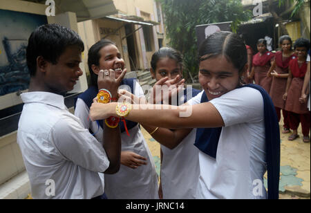 Ragazza cieca gli studenti legati il rakhi o filetto sacred al ragazzo cieco gli studenti durante il Raksha Bandhan o Rakhi celebrazione in Kolkata. Studente cieco della casa di Luce per i ciechi celebrare Rakhi Festival il 5 agosto 2017 in Kolkata. Raksha Bandhan o Rakhi significa 'bond di protezione' osservare annuale in la luna piena del calendario indù Shravana che pianificazione il 07 agosto di quest'anno. Suor cravatte un rakhi o filetto sacred sul suo fratello del polso con una preghiera per la sua prosperità e felicità su Raksha Bandhan o Rakhi festival. (Foto di Paolo Saikat/Pacific Stampa) Foto Stock