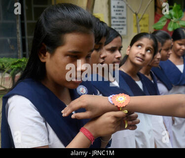 Ragazza cieca studente legato il rakhi o filetto sacred al ragazzo cieco studente durante il Raksha Bandhan o festival Rakhi celebrazione in Kolkata. Studente cieco della casa di Luce per i ciechi celebrare Rakhi Festival il 5 agosto 2017 in Kolkata. Raksha Bandhan o Rakhi significa 'bond di protezione' osservare annuale in la luna piena del calendario indù Shravana che pianificazione il 07 agosto di quest'anno. Suor cravatte un rakhi o filetto sacred sul suo fratello del polso con una preghiera per la sua prosperità e felicità su Raksha Bandhan o Rakhi festival. (Foto di Paolo Saikat/Pacific Stampa) Foto Stock