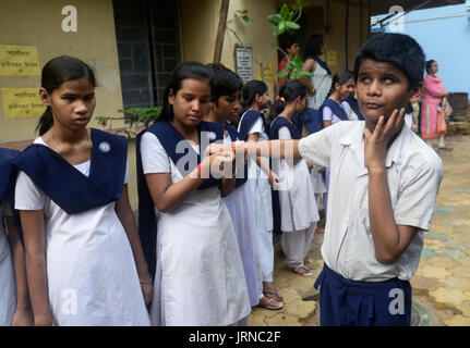 Ragazza cieca studente legato il rakhi o filetto sacred al ragazzo cieco studente durante il Raksha Bandhan o Festival Rakhi celebrazione in Kolkata. Studente cieco della casa di Luce per i ciechi celebrare Rakhi Festival il 5 agosto 2017 in Kolkata. Raksha Bandhan o Rakhi significa 'bond di protezione' osservare annuale in la luna piena del calendario indù Shravana che pianificazione il 07 agosto di quest'anno. Suor cravatte un rakhi o filetto sacred sul suo fratello del polso con una preghiera per la sua prosperità e felicità su Raksha Bandhan o Rakhi festival. (Foto di Paolo Saikat/Pacific Stampa) Foto Stock