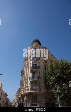 Angolo basso angolo di vista ornato edificio curvo con balconi, Nice, Francia Foto Stock