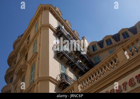 Angolo basso angolo di vista edificio ornato con balconi, Nice, Francia Foto Stock
