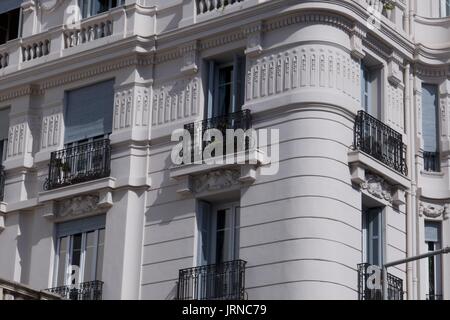 Dettaglio angolo del grande edificio grigio con balconi, Nice, Francia Foto Stock