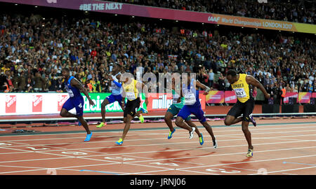 Stati Uniti d'America's Justin Gatlin (sinistra) vince l'uomo 100m Finale precedendo Christian Coleman (5) e della Giamaica Usain Bolt in terza (a destra) durante il giorno due del 2017 IAAF Campionati del mondo presso il London Stadium. Foto Stock