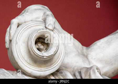 Dettaglio di una testa di leone scavata all'interno di un vaso, la statua del dio fiume, (Arno); Musei Vaticani, Città del Vaticano. Prese con Nikon D5300 Foto Stock