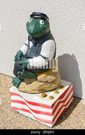 In Louisiana, parrocchia di Acadia, Rayne, 'Frog Capitale del mondo' aka "Louisiana città dei murales' banchiere statuetta di rana Foto Stock