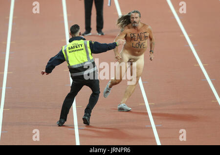 Londra, Regno Unito. 5 agosto 2017. Streaker sulla via 100 metri Mens Finale Mondiale di Atletica 2017, Londra London Stam, Londra, Inghilterra 05 agosto 2017 mondiali di atletica 2017 Londra Stam Londra Inghilterra Credito: Allstar Picture Library/Alamy Live News Foto Stock