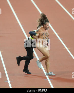 Londra, Regno Unito. 5 agosto 2017. Streaker sulla via 100 metri Mens Finale Mondiale di Atletica 2017, Londra London Stam, Londra, Inghilterra 05 agosto 2017 mondiali di atletica 2017 Londra Stam Londra Inghilterra Credito: Allstar Picture Library/Alamy Live News Foto Stock