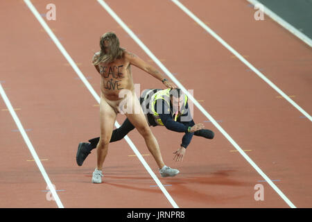 Londra, Regno Unito. 5 agosto 2017. Streaker sulla via 100 metri Mens Finale Mondiale di Atletica 2017, Londra London Stam, Londra, Inghilterra 05 agosto 2017 mondiali di atletica 2017 Londra Stam Londra Inghilterra Credito: Allstar Picture Library/Alamy Live News Foto Stock