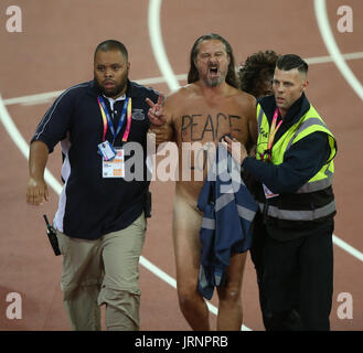 Londra, Regno Unito. 5 agosto 2017. Streaker sulla via 100 metri Mens Finale Mondiale di Atletica 2017, Londra London Stam, Londra, Inghilterra 05 agosto 2017 mondiali di atletica 2017 Londra Stam Londra Inghilterra Credito: Allstar Picture Library/Alamy Live News Foto Stock