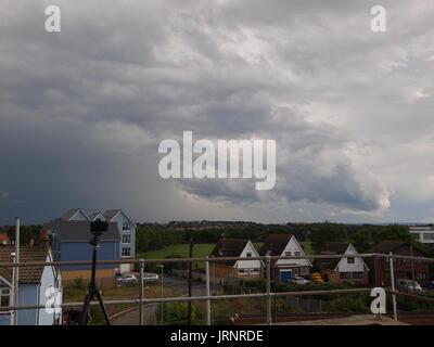 Sheerness; Kent. 05 ago; 2017. Regno Unito: Meteo una tempesta cloud moduli sopra l'area locale. Credito: James Bell/Alamy Live News Foto Stock