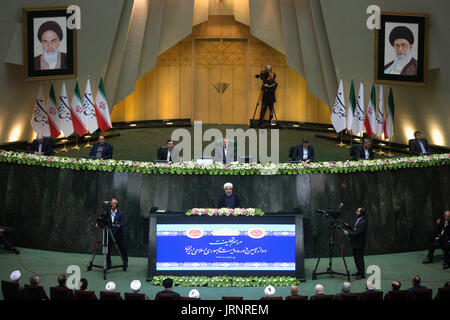 Tehran, Iran. 5 Ago, 2017. Hassan Rouhani (C) eroga un discorso durante la sua cerimonia di inaugurazione come Presidente iraniano in Iran del parlamento di Teheran, capitale dell'Iran, il 5 agosto 2017. Hassan Rouhani ha prestato giuramento come Presidente iraniano per il suo secondo termine il sabato e si è impegnato a continuare un'interazione costruttiva con la comunità internazionale. Credito: Ahmad Halabisaz/Xinhua/Alamy Live News Foto Stock