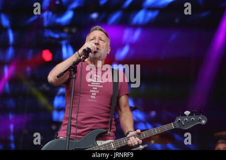 A Siddington, Cheshire, Regno Unito. 5 agosto 2017. Ex nuovo ordine e divisione di gioia del bassista Peter Hook suona con Pietro il gancio e la luce a nord di riavvolgimento Festival presso Capesthorne Hall vicino a Macclesfield. Credito: Simon Newbury/Alamy Live News Foto Stock