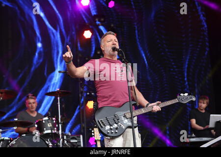 A Siddington, Cheshire, Regno Unito. 5 agosto 2017. Ex nuovo ordine e divisione di gioia del bassista Peter Hook suona con Pietro il gancio e la luce a nord di riavvolgimento Festival presso Capesthorne Hall vicino a Macclesfield. Credito: Simon Newbury/Alamy Live News Foto Stock