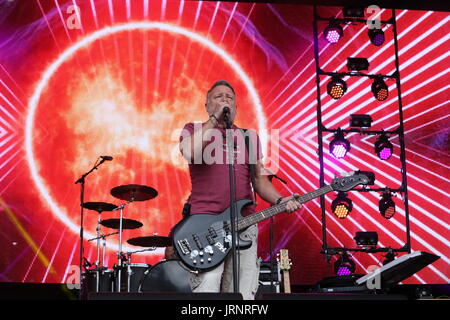 A Siddington, Cheshire, Regno Unito. 5 agosto 2017. Ex nuovo ordine e divisione di gioia del bassista Peter Hook suona con Pietro il gancio e la luce a nord di riavvolgimento Festival presso Capesthorne Hall vicino a Macclesfield. Credito: Simon Newbury/Alamy Live News Foto Stock