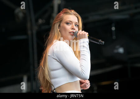 Brighton, Regno Unito. 05 Ago, 2017. Becky Hill esibirsi sul palco principale, Brighton Pride 2017 partito, Preston Park, città di Brighton & Hove, East Sussex, Regno Unito. 5h Agosto 2017 Credit: David Smith/Alamy Live News Foto Stock