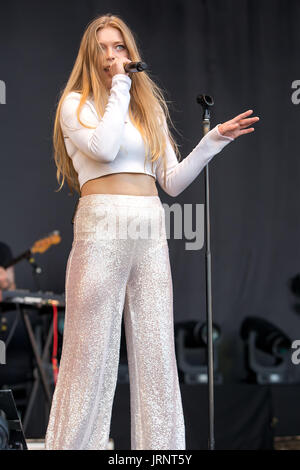 Brighton, Regno Unito. 05 Ago, 2017. Becky Hill esibirsi sul palco principale, Brighton Pride 2017 partito, Preston Park, città di Brighton & Hove, East Sussex, Regno Unito. 5h Agosto 2017 Credit: David Smith/Alamy Live News Foto Stock