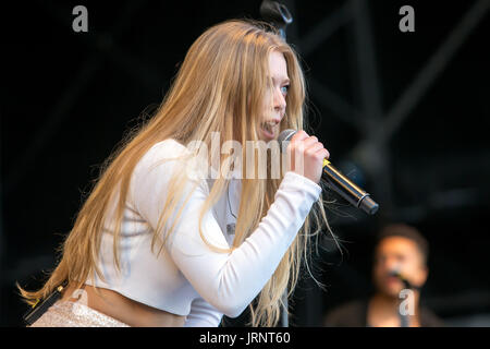 Brighton, Regno Unito. 05 Ago, 2017. Becky Hill esibirsi sul palco principale, Brighton Pride 2017 partito, Preston Park, città di Brighton & Hove, East Sussex, Regno Unito. 5h Agosto 2017 Credit: David Smith/Alamy Live News Foto Stock