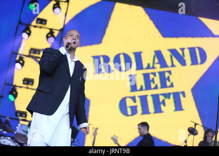 A Siddington, Cheshire, Regno Unito. 5 agosto 2017. Ex belle giovani cannibali cantante Roland dono si esibisce dal vivo a nord di riavvolgimento Festival presso Capesthorne Hall vicino a Macclesfield. Credito: Simon Newbury/Alamy Live News Foto Stock