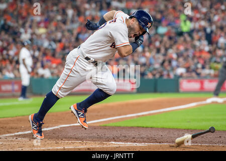 5 agosto 2017: Houston Astros secondo baseman Jose Altuve (27) corre verso la prima durante un Major League Baseball gioco tra Houston Astros e il Toronto Blue Jays al Minute Maid Park a Houston, TX. Trask Smith/CSM Foto Stock