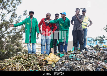 Nairobi, in Kenya. Il 21 giugno, 2017. Attivista politico Boniface Mwangi (2-L) Visite di una discarica di rifiuti a Nairobi, in Kenya, 21 giugno 2017. Il figlio di una strada hawker spera di vincere un posto nel nuovo Parlamento. Foto: Armstrong troppo/dpa/Alamy Live News Foto Stock