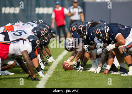 Chicago, Illinois, Stati Uniti d'America. 5 agosto 2017. Chicago Bears giocatori linea di scrimmage durante il training camp a Soldier Field a Chicago, IL. Credito: Cal Sport Media/Alamy Live News Foto Stock