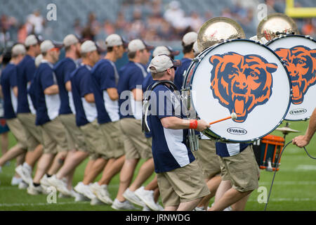 Chicago, Illinois, Stati Uniti d'America. 5 agosto 2017. Il Chicago Bears Drumline esegue durante il training camp a Soldier Field a Chicago, IL. Credito: Cal Sport Media/Alamy Live News Foto Stock