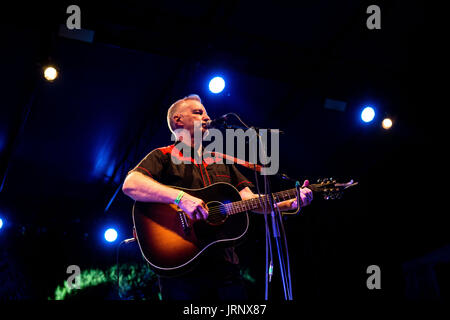 Milano, Italia. 5 agosto 2017. Billy Bragg suona dal vivo al carroponte © Roberto Finizio / Alamy Live News Foto Stock