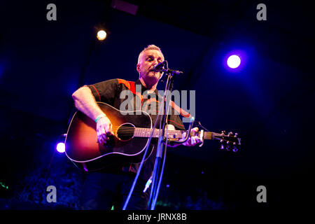 Milano, Italia. 5 agosto 2017. Billy Bragg suona dal vivo al carroponte © Roberto Finizio / Alamy Live News Foto Stock